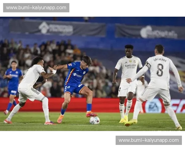 老特拉福德的星光之夜：03欧冠曼联vs皇马，一场载入史册的足球史诗